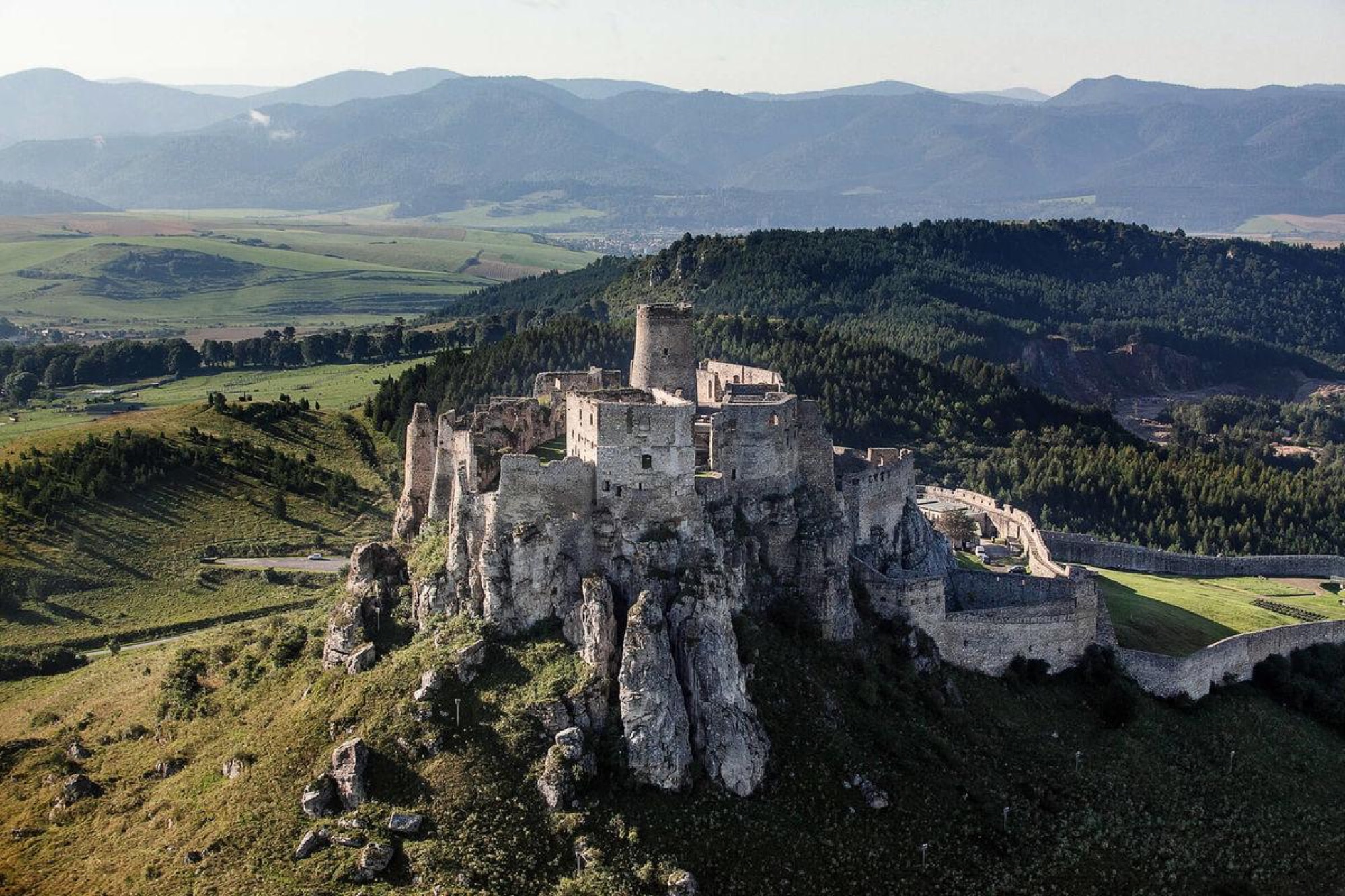 Spišský hrad v panoráme krajiny počas zlatej hodiny