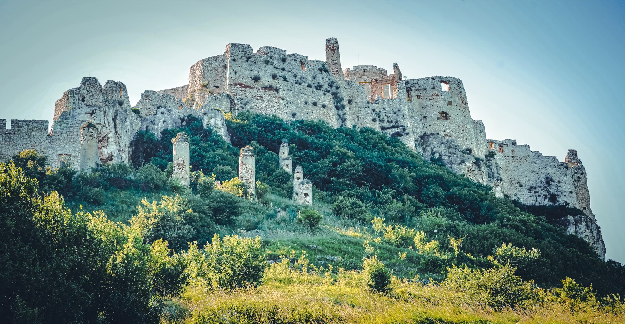 Kamenné hradby a veže Spišského hradu zblízka