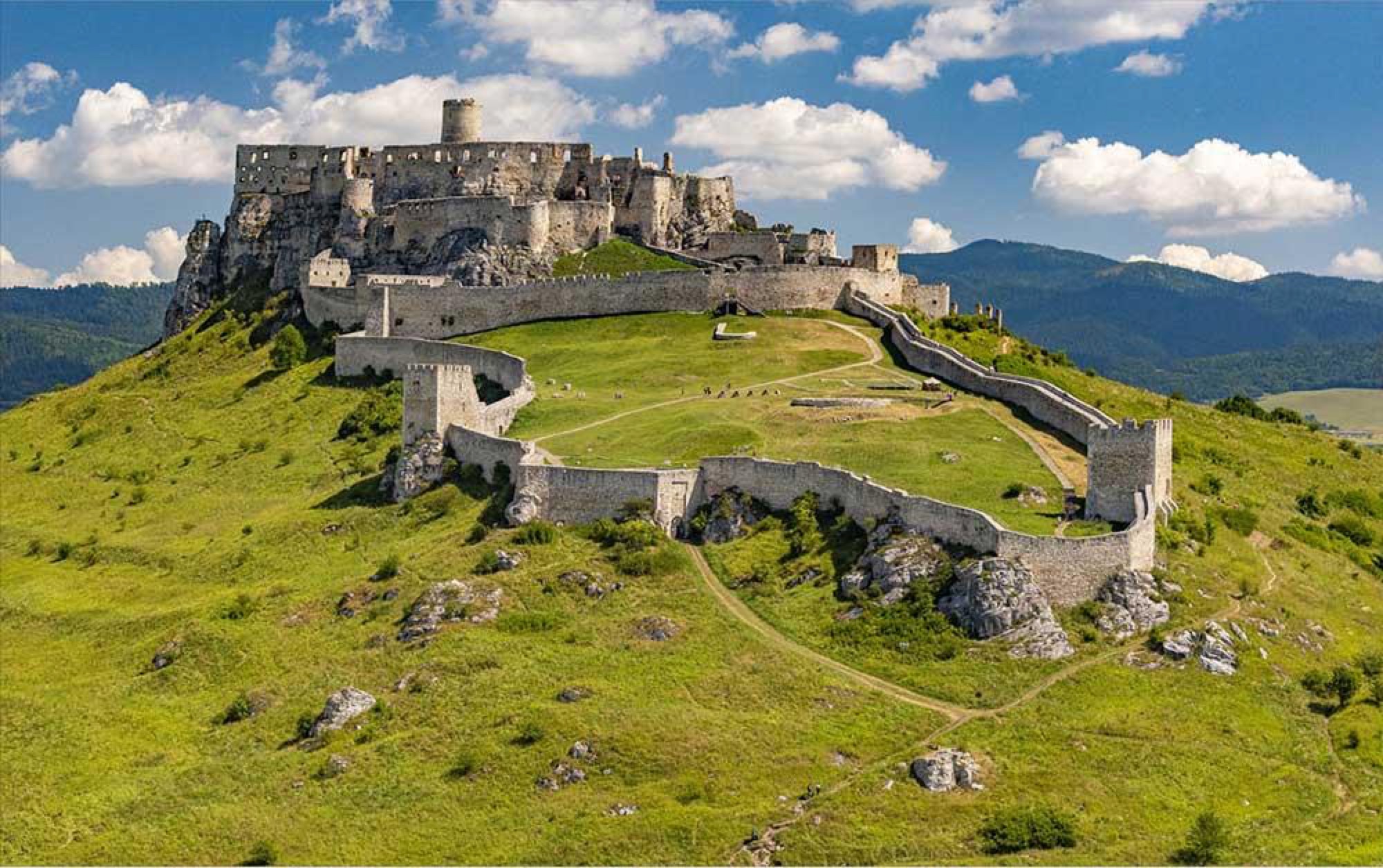 Panoráma Spišského hradu na kopci nad krajinou pri západe slnka